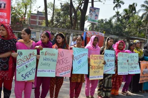 Sommilito garments sramik Federation human chain on International Women's Day 2014